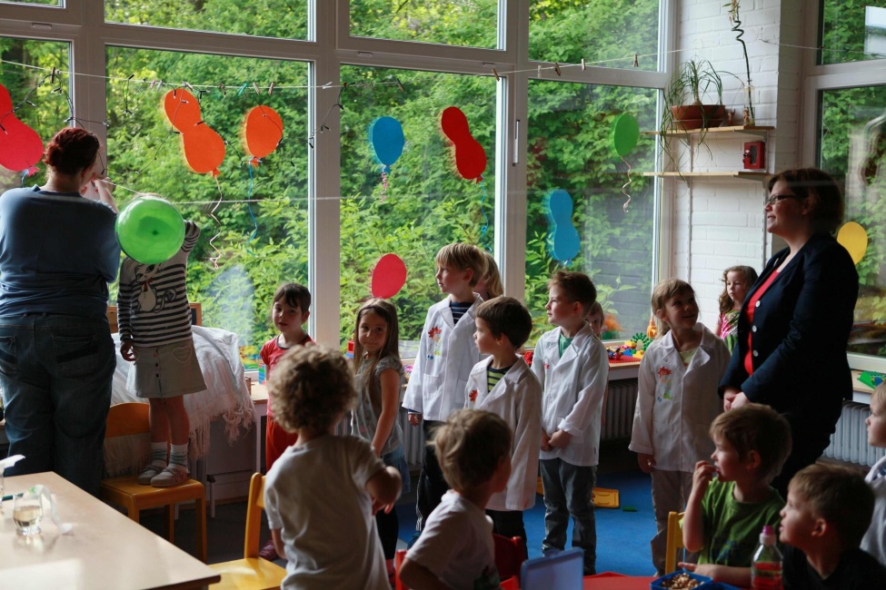 Die Rittal Foundation unterstützt die Initiative 'Das Haus der kleinen Forscher', damit Kita-Kinder auf spannende Weise experimentieren können, wie hier mit Luftballons.