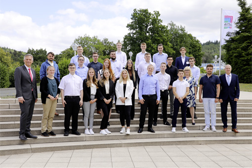 Bild: Markus Asch, CEO Rittal International (l.), StudiumPlus-Leiterin Anke Wojtynowski-Scharf (3. v. r.) und Ausbildungsleiter Matthias Hecker (r.) begrüßten die 23 neuen Bachelor-Studierenden der Friedhelm Loh Group.