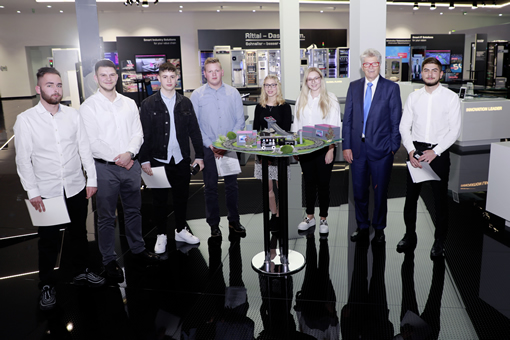 Erster Platz mit dem „Train of Progress“. Prof. Friedhelm Loh beglückwünscht Alexander Widmann, Nikolaos Faitas, Yassine Kovarszki, Marian Kring, Tanja Rüffler, Alina Mühlich, und Furkan Vasi (v.l.n.r.).