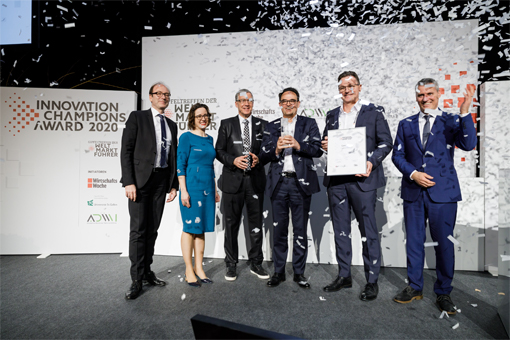 Erster Platz für ONCITE: Dr. Sebastian Ritz von German Edge Cloud (Mitte) und Dieter Meuser von IoTOS (Mitte rechts) freuen sich über den Innovation Champions Award 2020. (Foto: Thorsten Jochim)