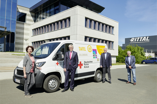 Prof. Friedhelm Loh (2. v. l.), Inhaber und Vorstandsvorsitzender der Friedhelm Loh Group, und Willi Schmid (2. v. r.), Vorsitzender der Tafel Hessen e.V., freuen sich gemeinsam mit Ute Müller (l.) und Bruno Lehberger (r.) von der Dillenburger Tafel über den Start des Sponsorings.