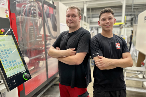 Nikolaus Wied (l.) ist mittlerweile seit über zehn Jahren, Leon Gruber frisch seit einem Jahr beim Kunststoffverarbeiter LKH in Heiligenroth im Boot. Für beide gibt es gute Gründe, warum sie täglich fast zwei Stunden Fahrtzeit für ihren Arbeitgeber auf sich nehmen.