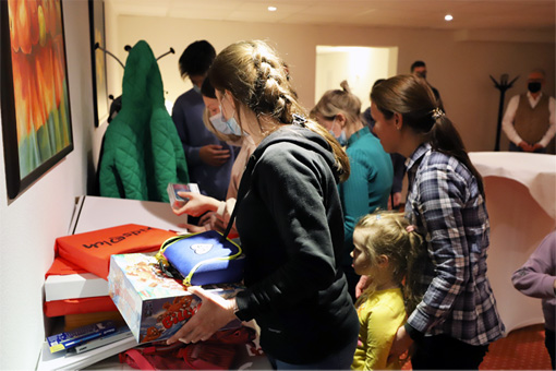 Two weeks ago, the Friedhelm Loh Group brought the families of Ukrainian employees to Haiger. Toys provide distraction for the children.