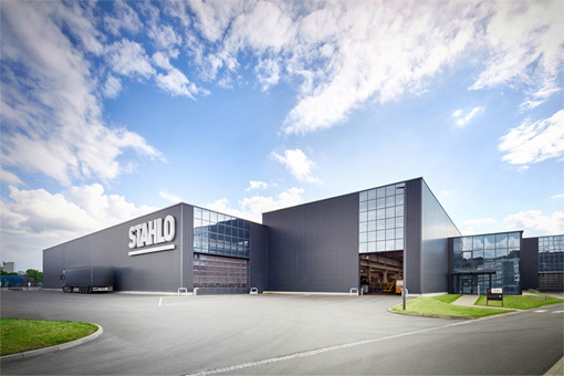 One of Europe’s most modern steel service centres is ensuring that SALCOS® steels are available in emissions class C+ or B+ (according to the Stahlo classification).